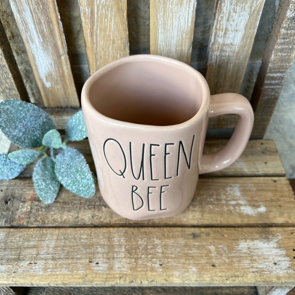 🆕 Rae Dunn | 🐝 "QUEEN BEE" Mug! - Picture 3 of 8